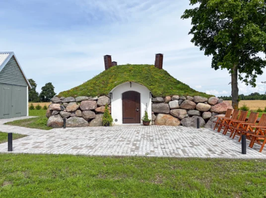 Orissaare Betonkeller – Kraft und Ruhe in natürlichem Gleichgewicht